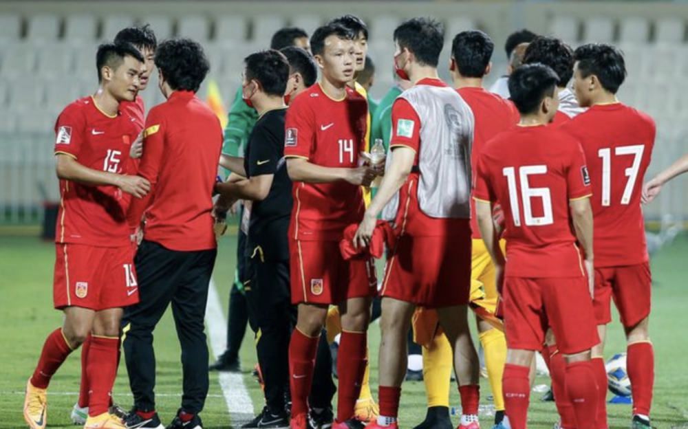 见习财神只需完成最后一项使命——“帮忙一位大好人致富”后行将转正，财神在人世苦寻帮忙对象，不意，在为刚锁定的大好人方针施法时，不测将财气符的光打到了小混混肖洒身上没法撤回。无奈之下，财神不能不帮忙肖洒致富，才能完成升职KPI，但因不克不及利用财气符，肖洒始终以为他是个骗子，是以产生了连续串笑料百出的状态。没有财气符的加持，财神若何取得肖洒的信赖？肖洒又可否放下屠刀成功致富？一场哭笑不得的致富路行将开启……